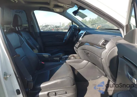 2018 Honda Pilot Touring z USA, uszkodzony, nr VIN 5FNYF6H98JB037825